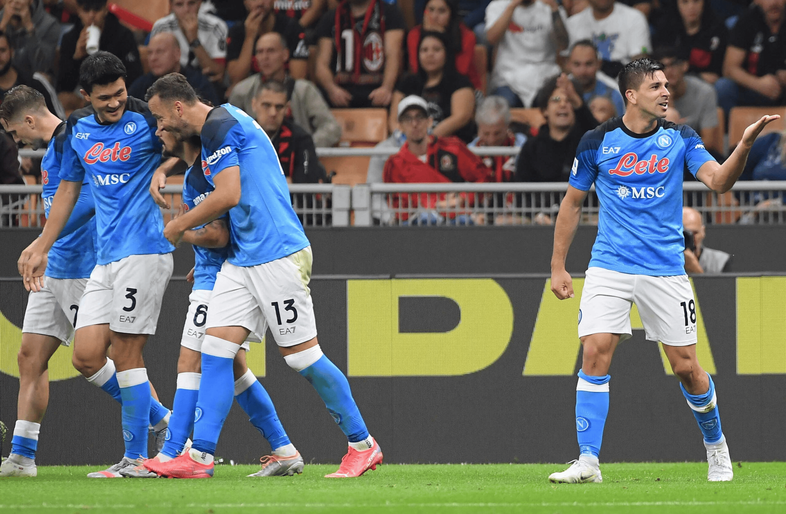 包含那不勒斯球员赛后训练，备战下场比赛的词条