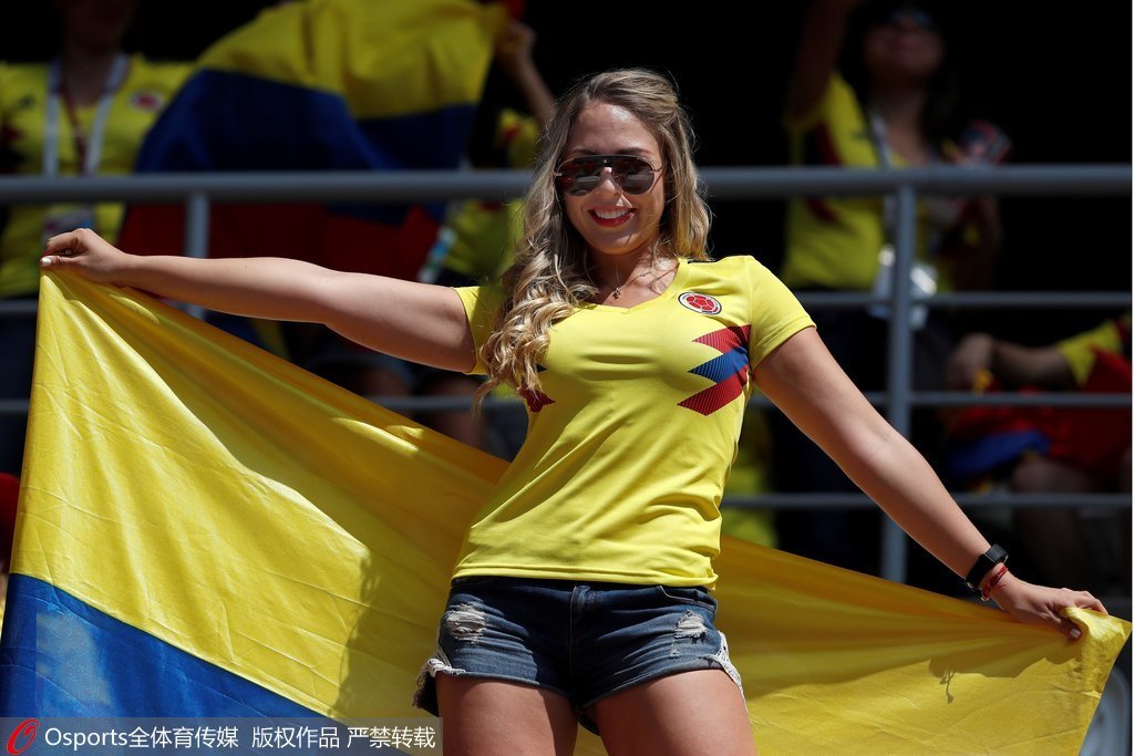 女子足球经典对决，球风迥异