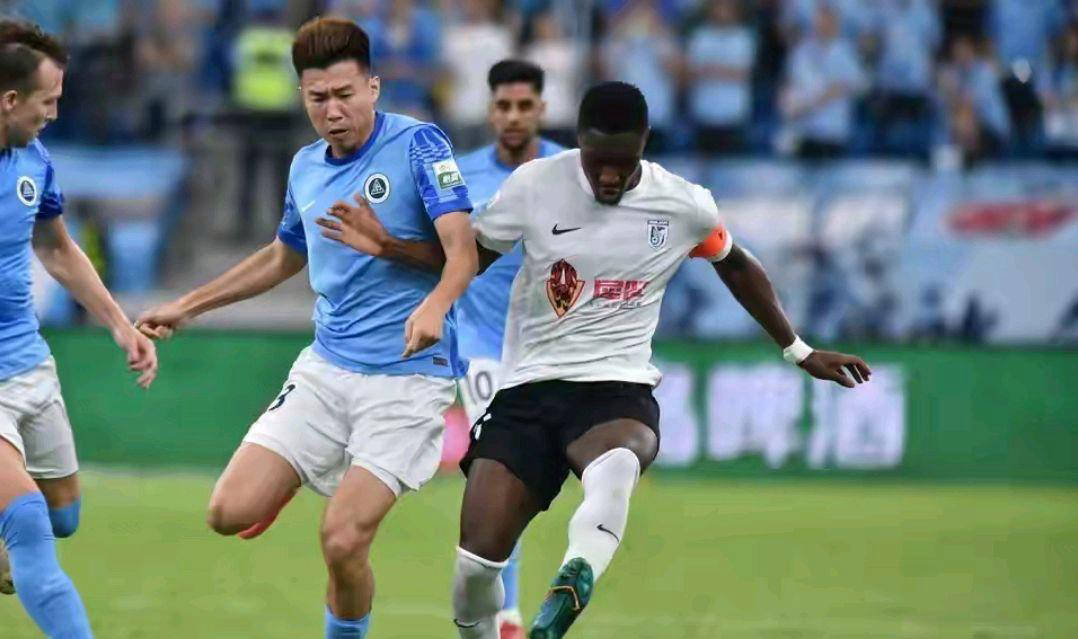 爱游戏入口-联赛半决赛展现球队实力，角逐激烈