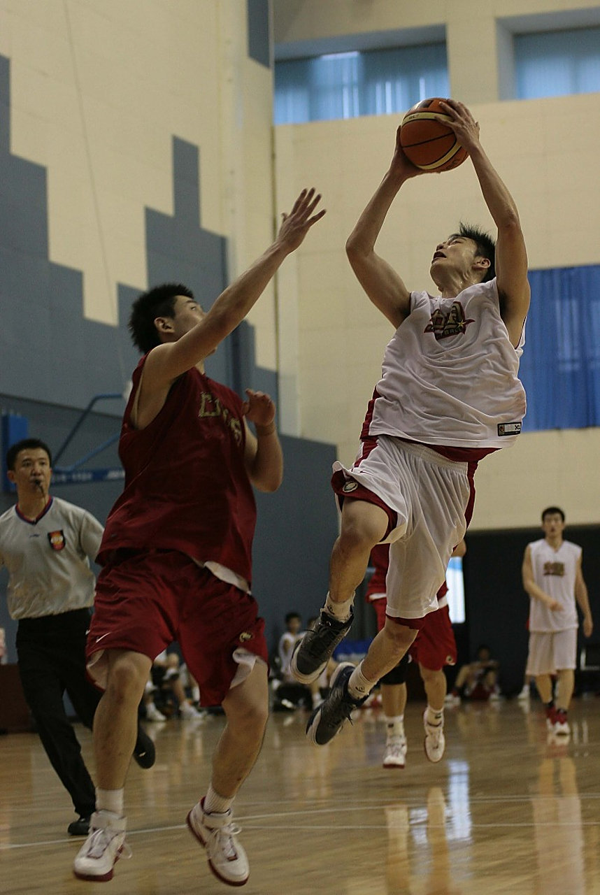 包含男子篮球联赛启动新一季，球迷热情高涨的词条