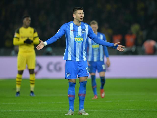 柏林赫塔球队连胜在望，豪取对手