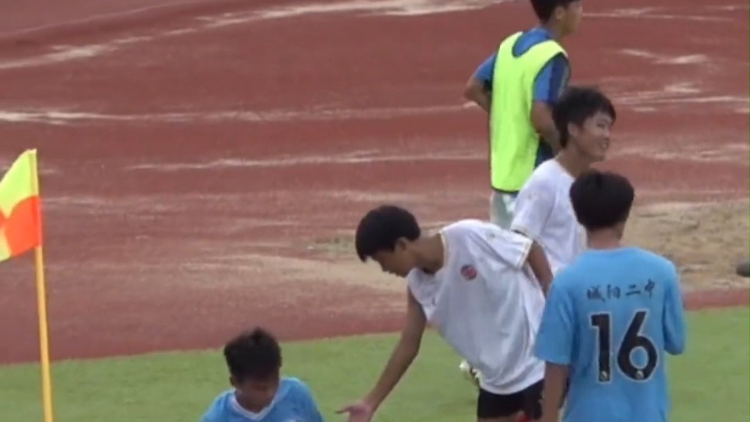 爱游戏入口-包含足球比赛中一幕幕激动人心的场景的词条