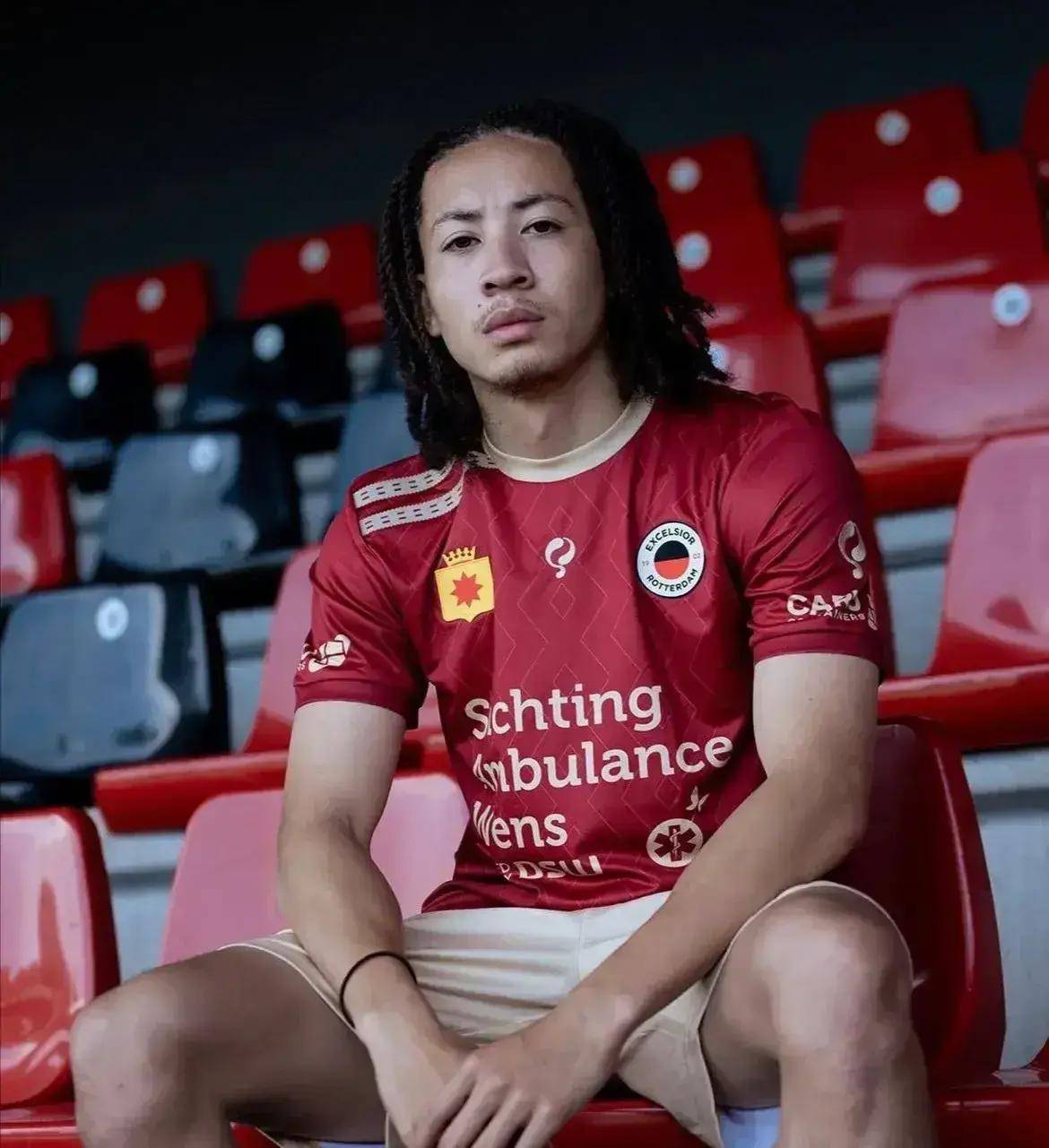 阿贾克斯新引援迅速融入球队，展现出优秀的技术的简单介绍