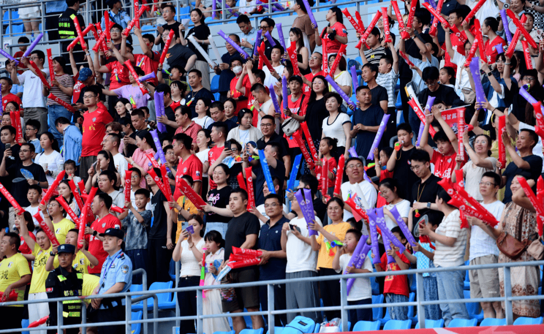 足球队伍乘胜追击登顶国际赛场