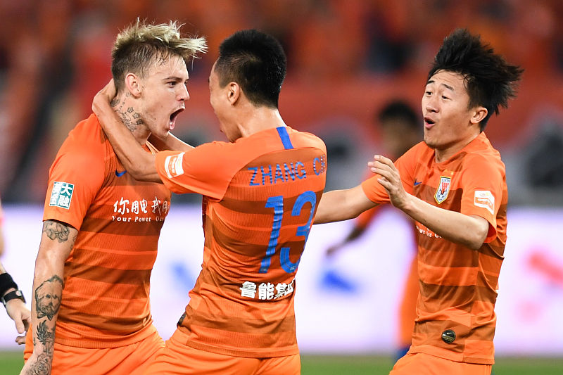 新人表现抢眼，赢得球迷青睐和教练赞誉