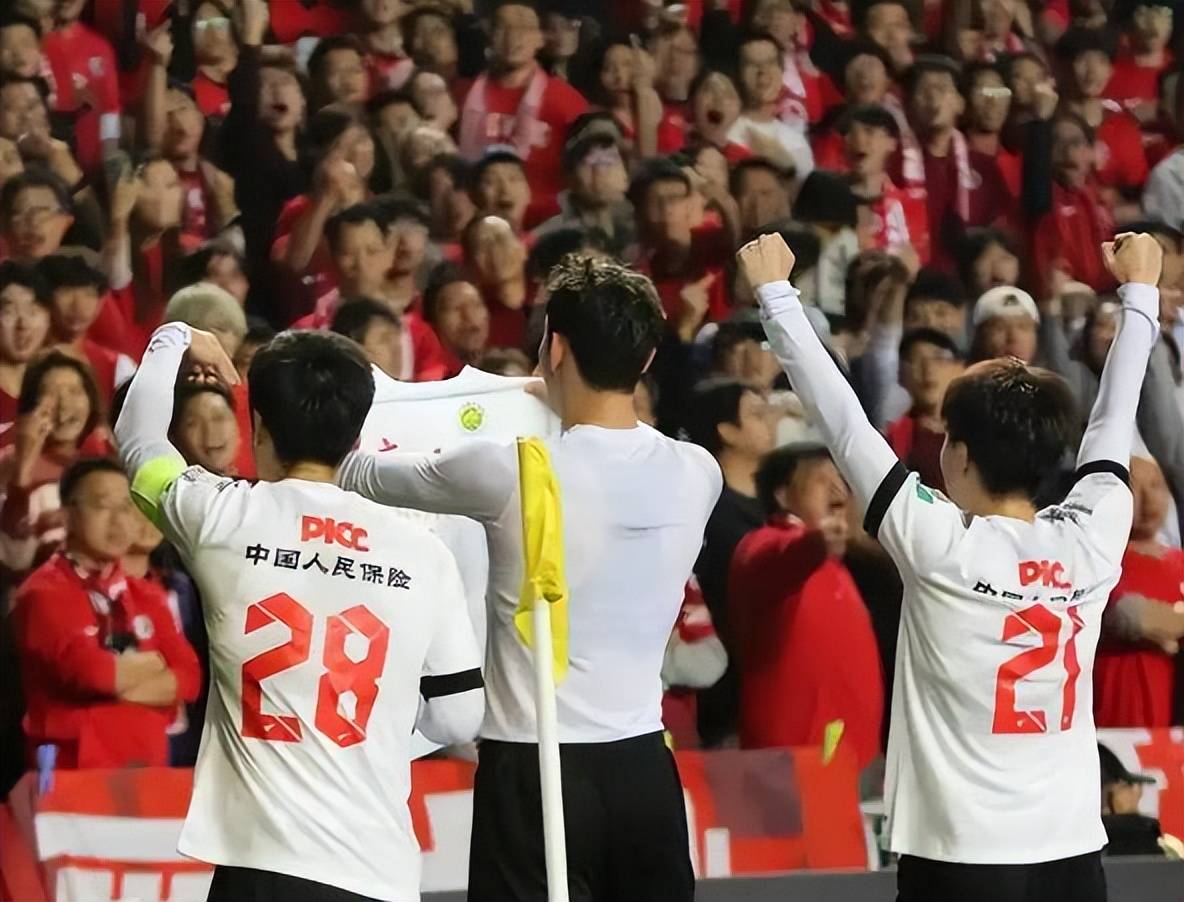 包含球迷期待壮观比赛,球员备战国际足球赛的词条 包含球迷期待壮观比赛,球员备战国际足球赛的词条