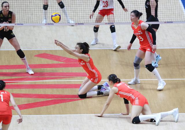 中国女队在比赛中破敌取胜晋级