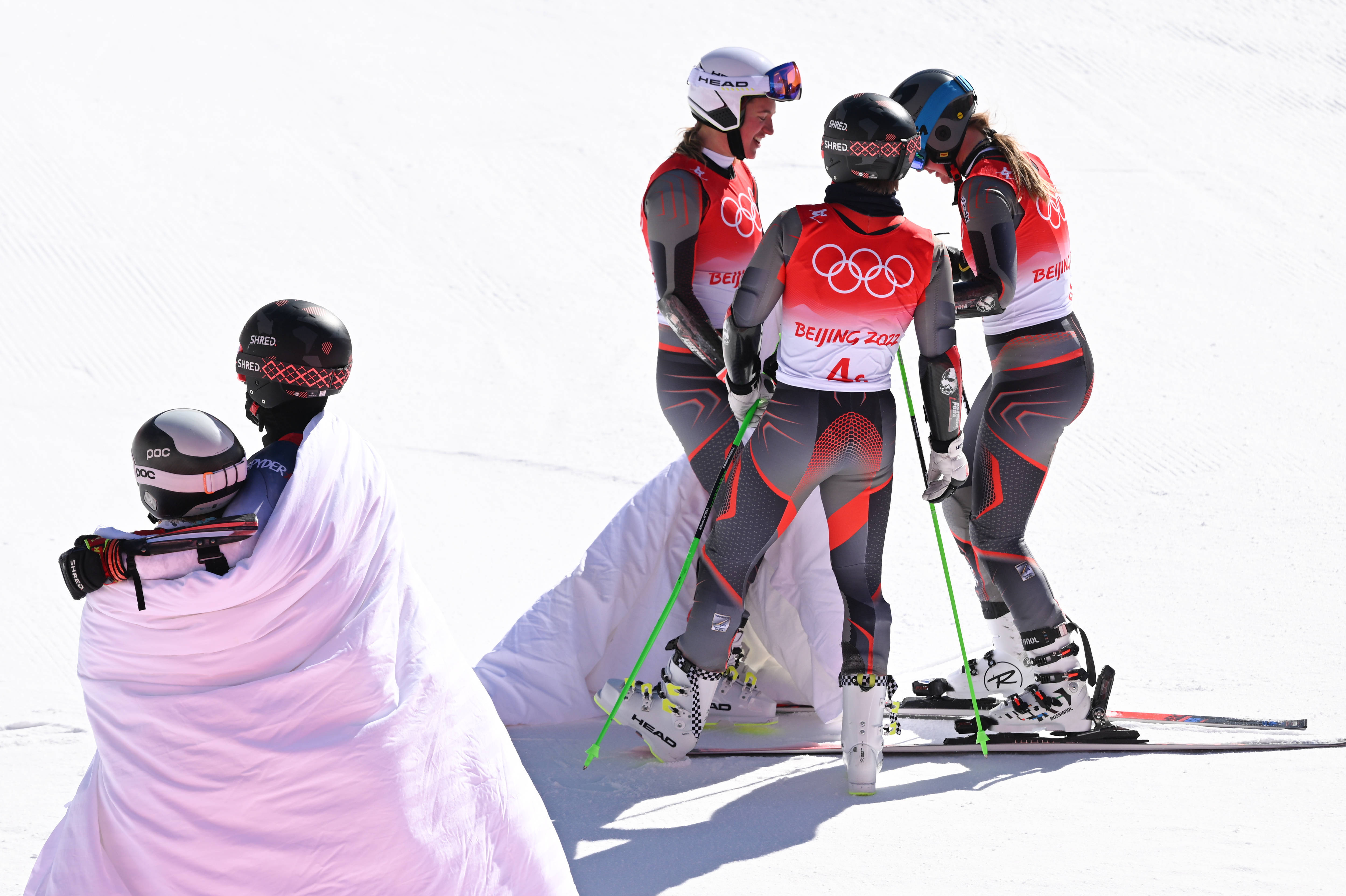 英国选手击败挪威队赢得滑雪胜利