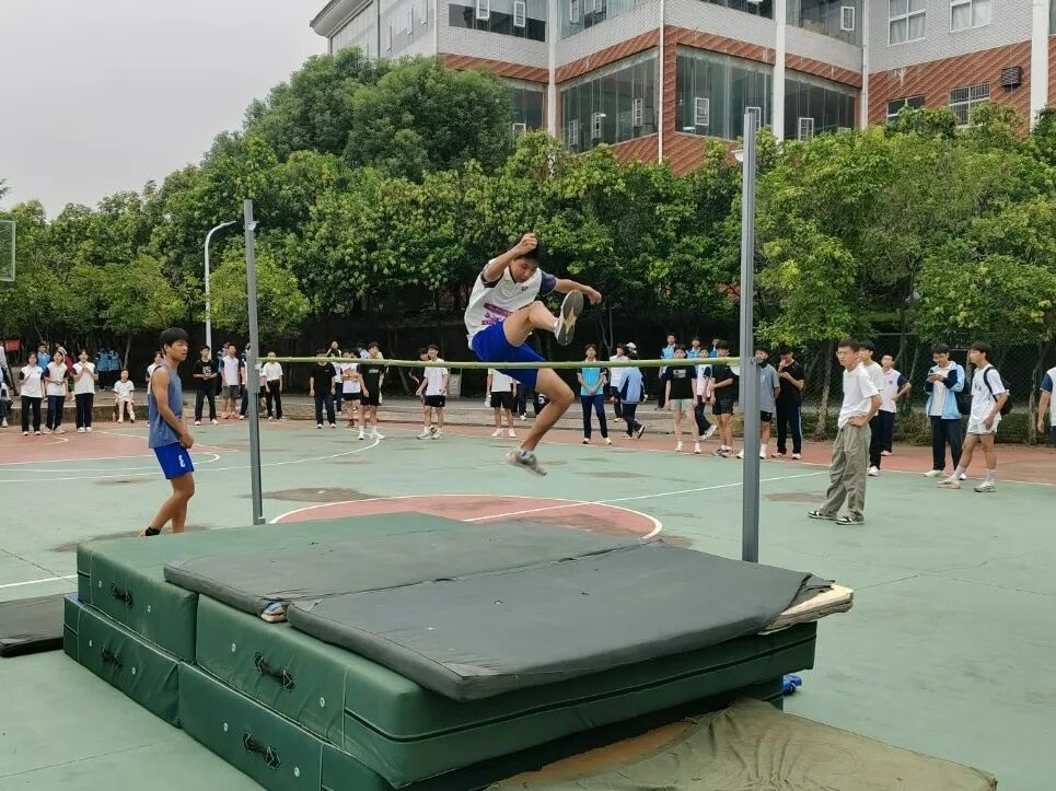 爱游戏中国官网-体育赛场一幕幕精彩，吸引眼球